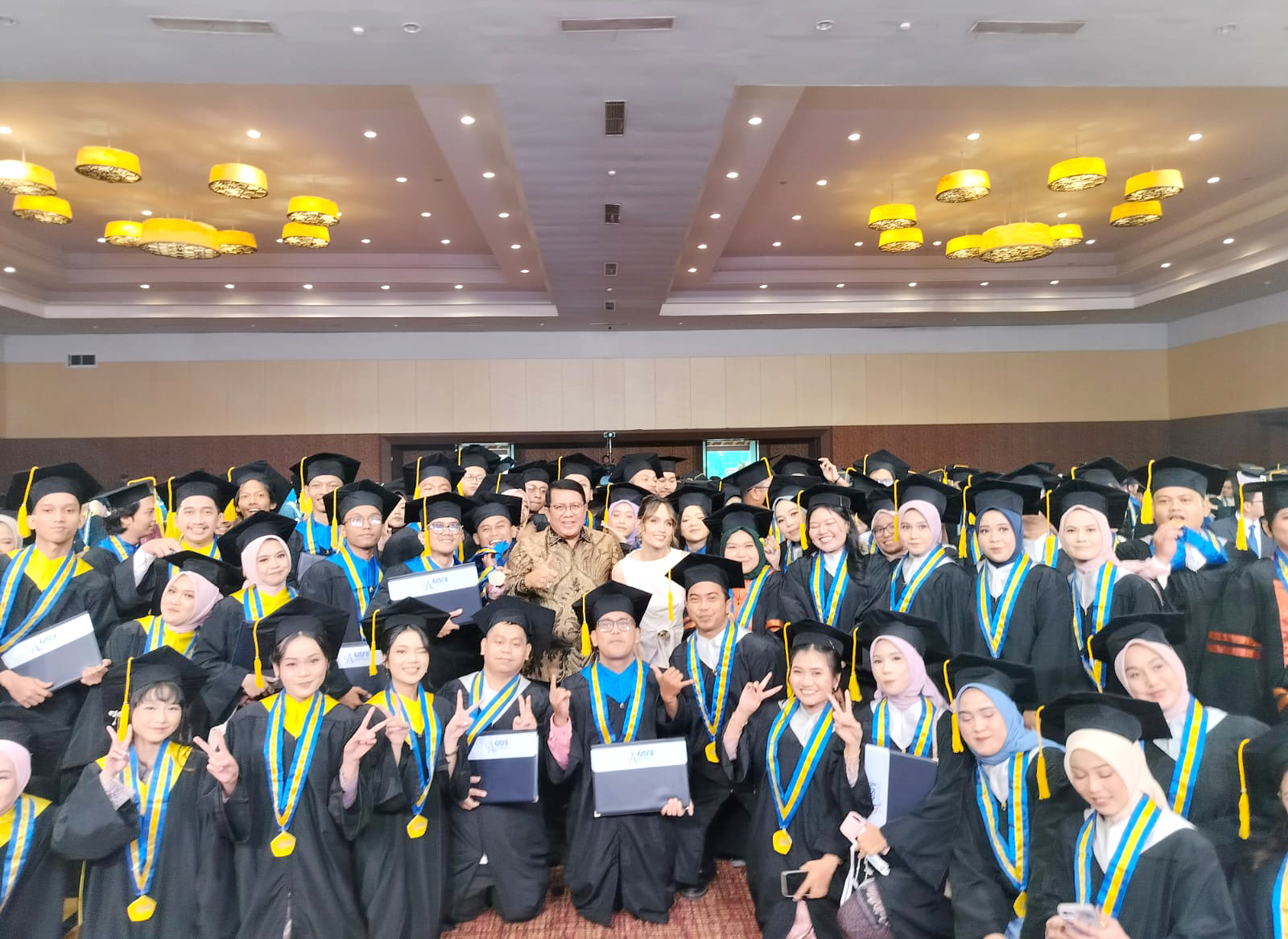 Menghadiri Undangan Wisuda ke - 29 Universitas Satya Negara Indonesia (USNI).